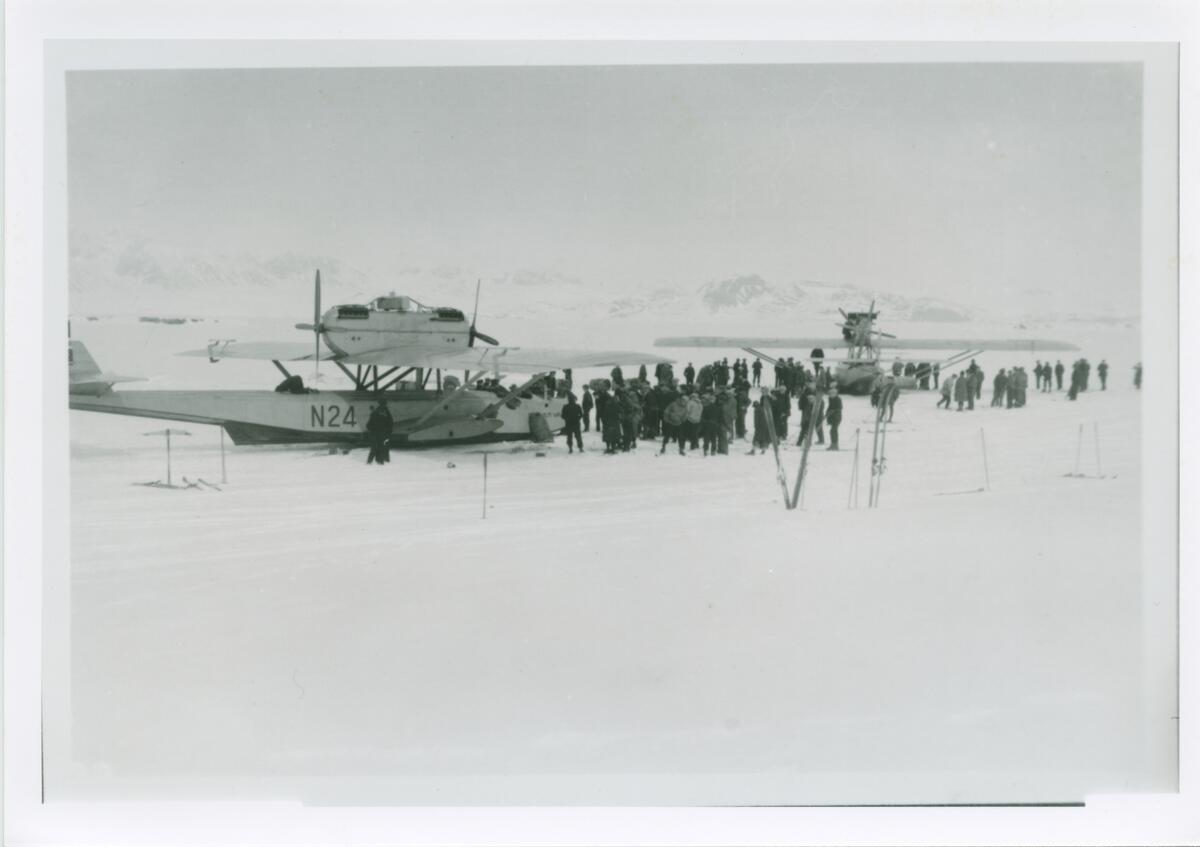 Amundsenekspedisjonen 1925. Maskinene klare for avgang. Bilder fra album som tilhørte Johan Mattson. Fotograf er Amundsens medbragte fotograf, navn ukjent.