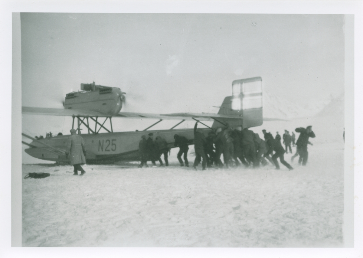 Amundsenekspedisjonen 1925. N25 starter. Bilder fra album som tilhørte Johan Mattson. Fotograf er Amundsens medbragte fotograf, navn ukjent.