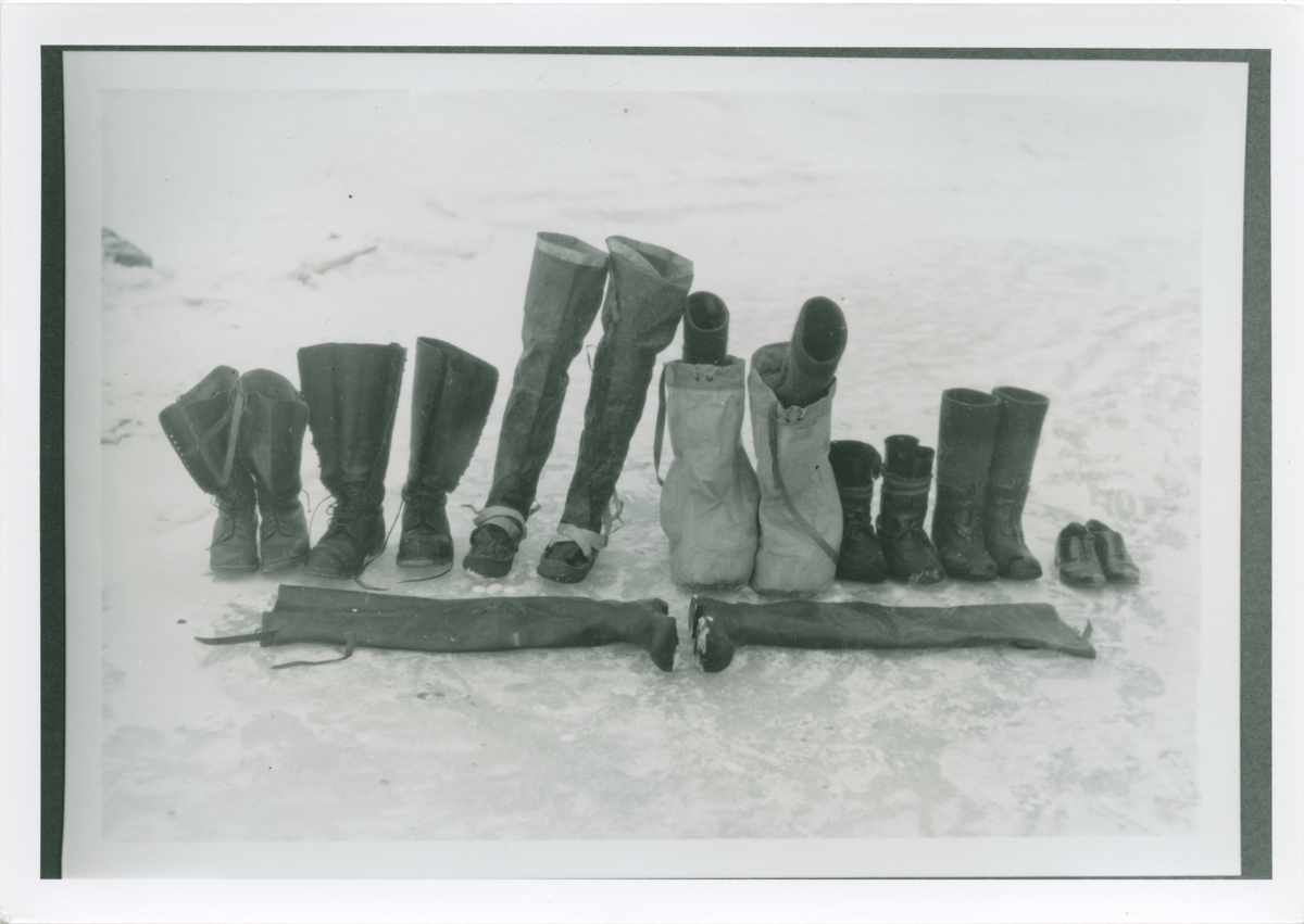 Amundsenekspedisjonen 1925. Diverse fottøy. Bilder fra album som tilhørte Johan Mattson. Fotograf er Amundsens medbragte fotograf, navn ukjent.