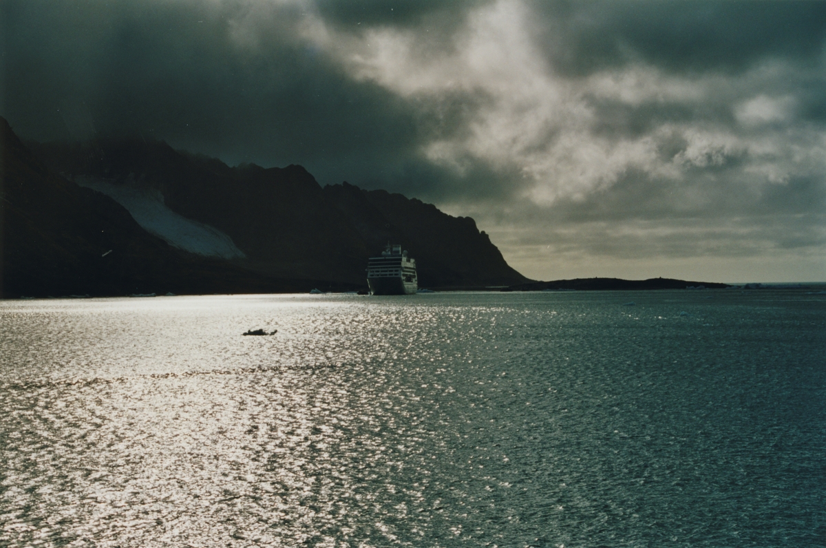 Cruiseskip på fjorden.