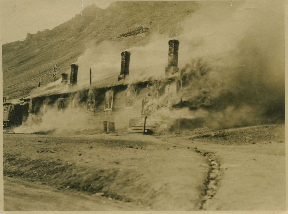 Brann i formannsmessen. Det ryker enda fra gruven som eksploderte i 1922.  Bryllupsgave til Thyra og Einar Arnesen sendt fra hans onkel Karl Rotvold.