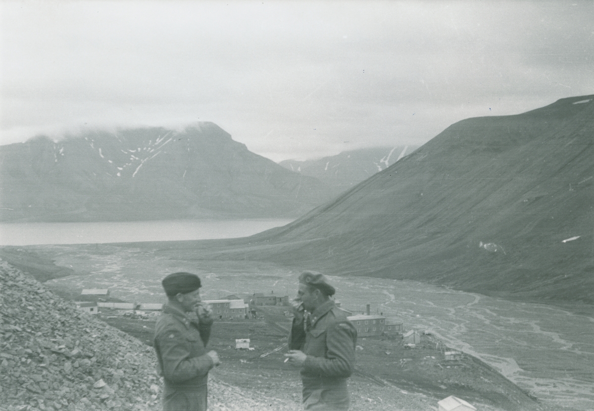 Johs Bjørnland og Ulf Nyrud. Utsikt mot Sverdrupbyen.  Johs Bjørnland var stasjonert ved garnisonen i Longyearbyen.