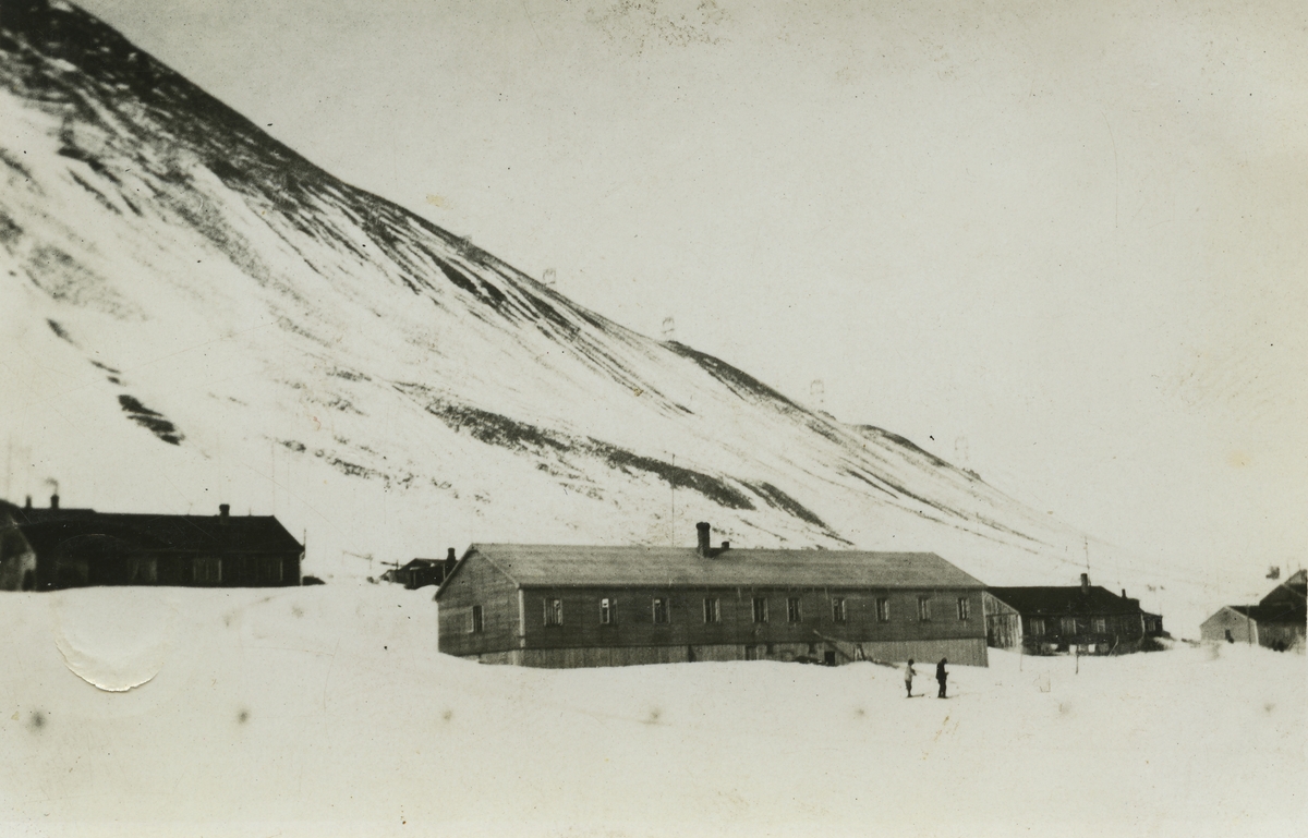 Skiløpere nedenfor fjøset.