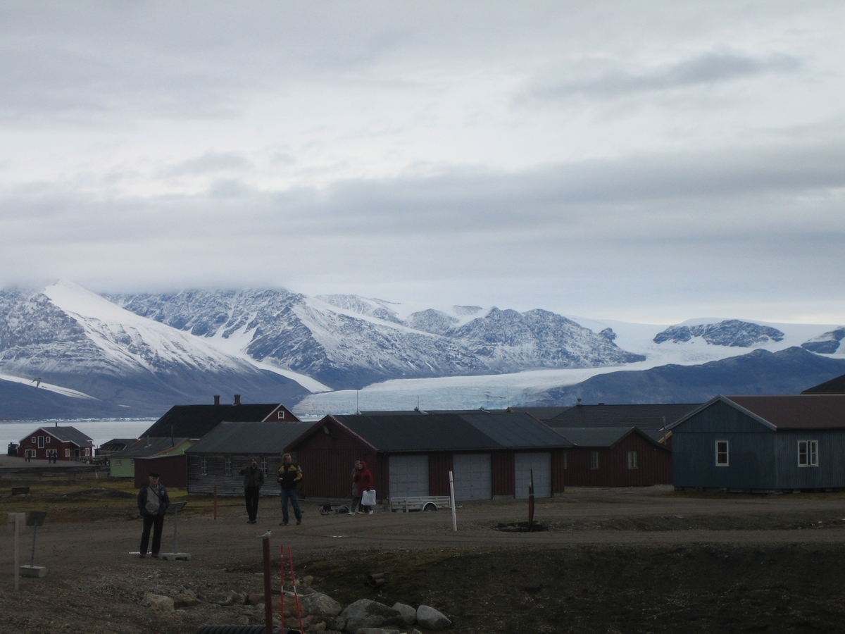 Folk ved bebyggelser i Ny-Ålesund.