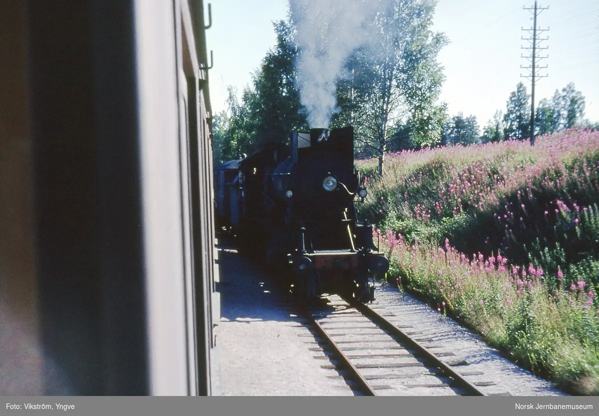 Kryssing med godstog trukket av damplokomotiv type 30a på Åsta stasjon på Rørosbanen