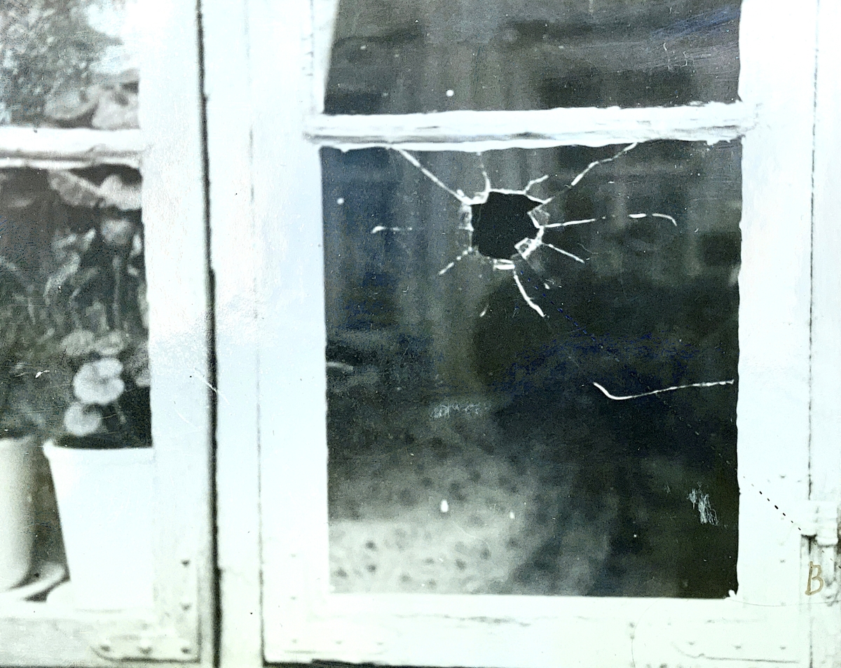 Montasje med fire foto, tekst og bevisgjenstander; revolver, deformerte prosjektiler og trebit. Rammen og revolveren er fjernet.