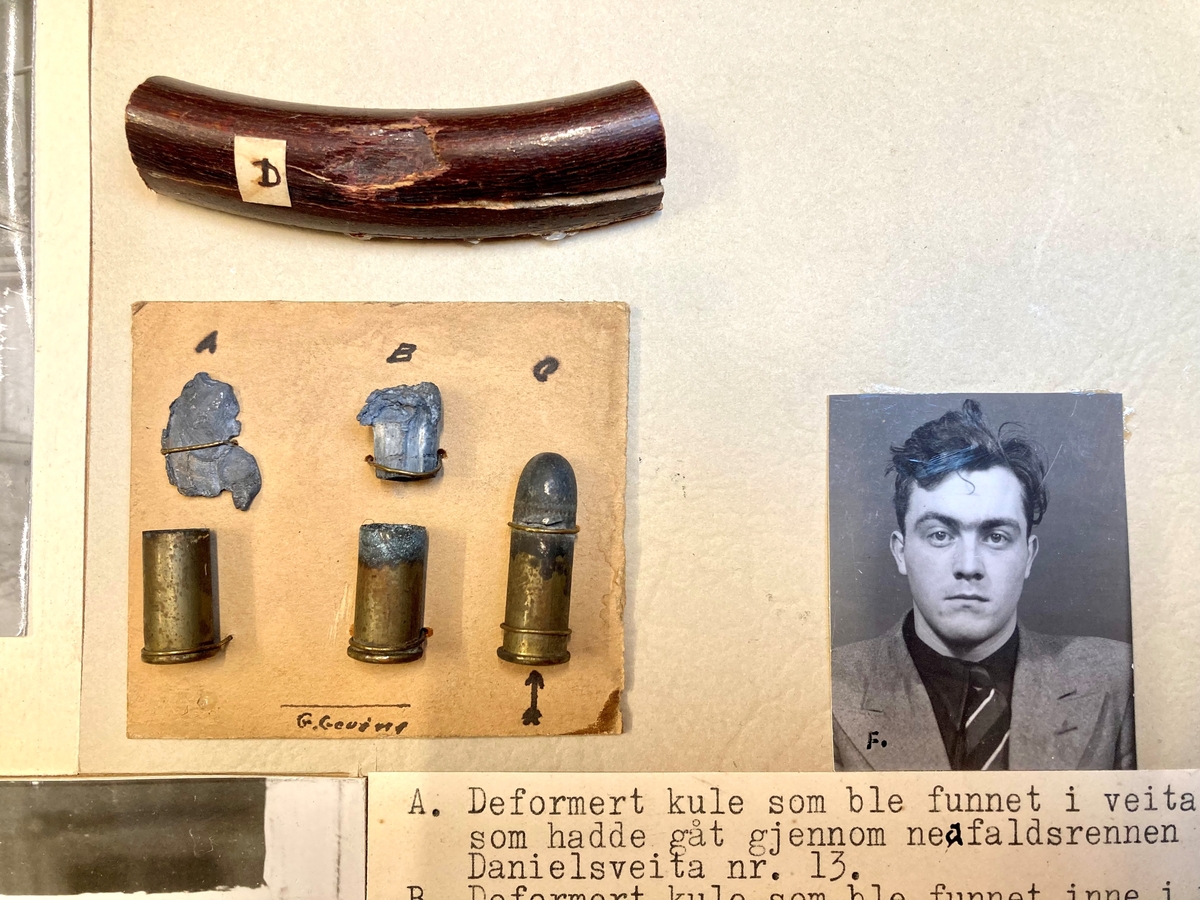 Montasje med fire foto, tekst og bevisgjenstander; revolver, deformerte prosjektiler og trebit. Rammen og revolveren er fjernet.