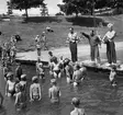 Simskola vid Tinnerbäcksbadet i Linköping. 
Herrarna på bryggan: Darko Prvan, Victor Lundqvist och Lennart Johansson. 

Prvan var lärare från svenska simförbundet, han besökte Tinnis år 1953.

Victor Lundqvist har enligt uppgift lärt 15 000 linköpingsbarn att simma.

...
...
...

385 bilder om Linköping på 1950-talet från tidningen Östgötens arkiv. Framtidstro och optimism är ord som sammanfattar Linköping på femtiotalet. Årtiondet innebar satsningar för att förbättra linköpingsbornas livsvillkor. Bostadsfrågan och trafiklösningarna dominerade den lokalpolitiska agendan.
Bilderna digitaliserades år 2013.