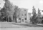 Barnsjukhuset i Linköping 1931. Det hade stått klart året före, tillkommet på initiativ av föreningen Östergötlands barn (FÖB). För byggnadens ritningar stod arkitekt Axel Brunskog, vilka han generöst erbjudit FÖB kostnadsfritt.