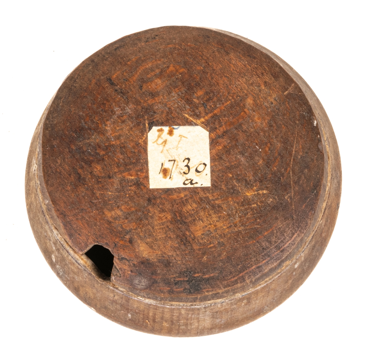 Rakdon av trä, rund liten ask med lock. Tillhör också en  borste med bågformigt skaft av trä.