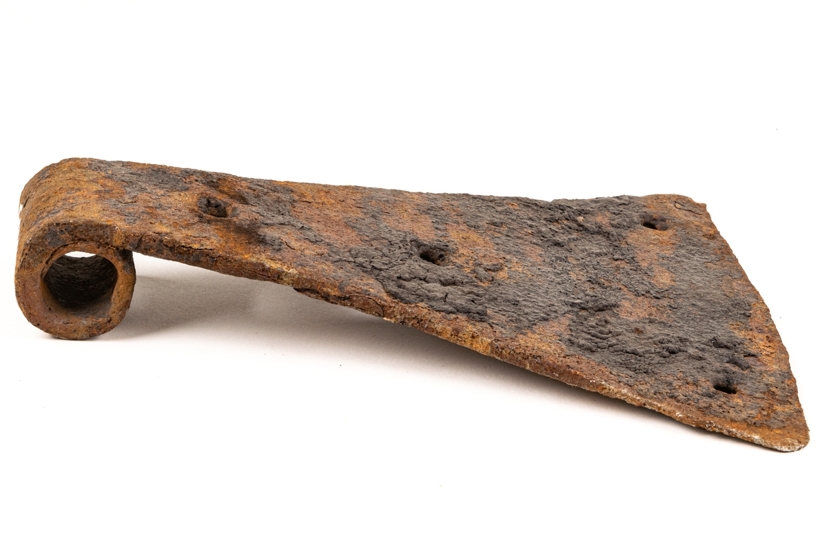 Gångjärn, 2 st, hemsmidda, trekantigt skivformiga.
Längd 22 cm resp. 27 cm, bredd 16 cm resp. 20cm.