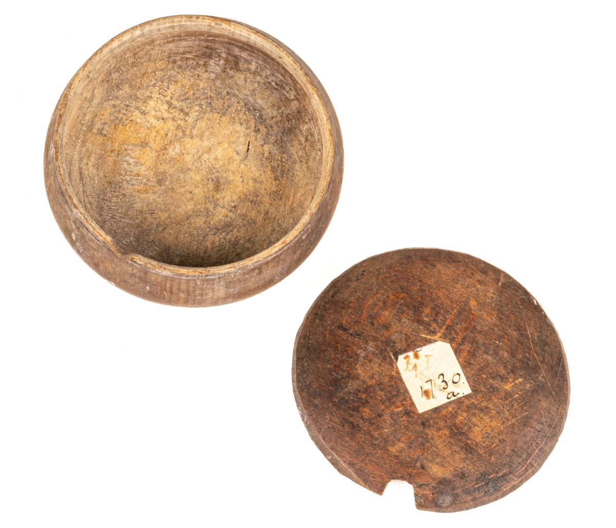 Rakdon av trä, rund liten ask med lock. Tillhör också en  borste med bågformigt skaft av trä.