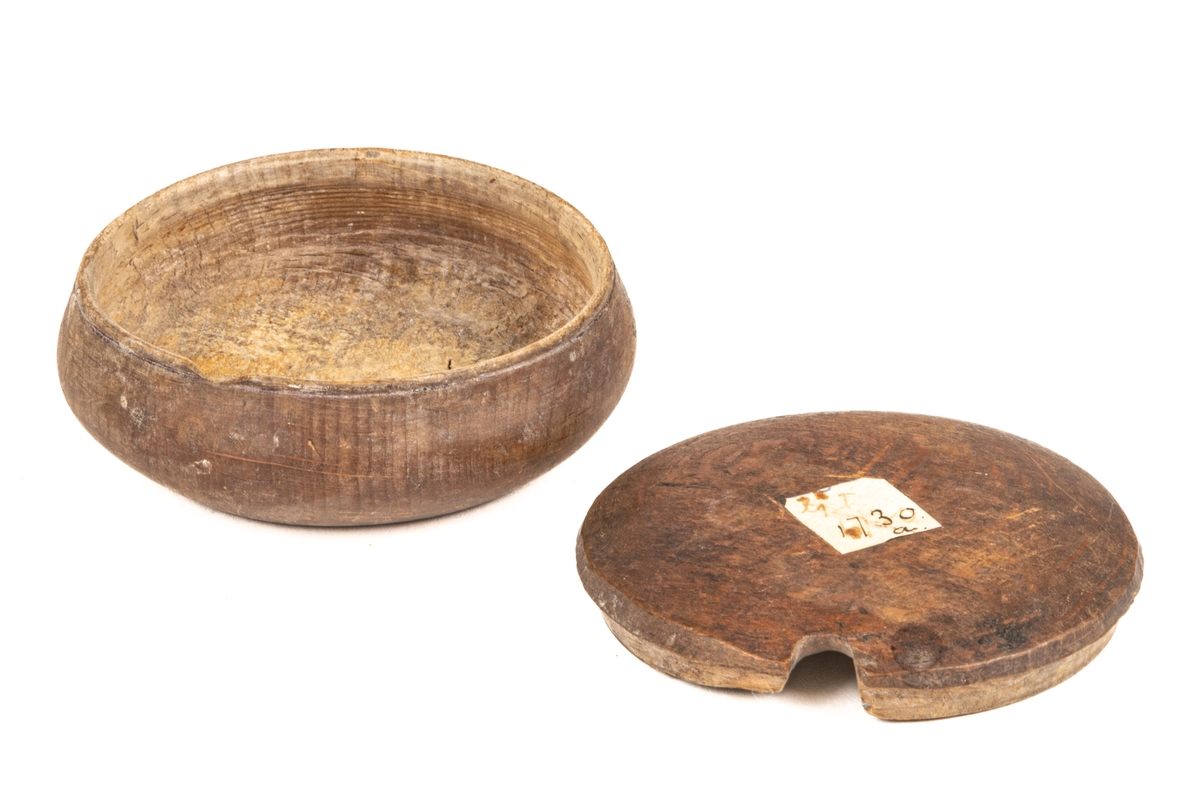 Rakdon av trä, rund liten ask med lock. Tillhör också en  borste med bågformigt skaft av trä.