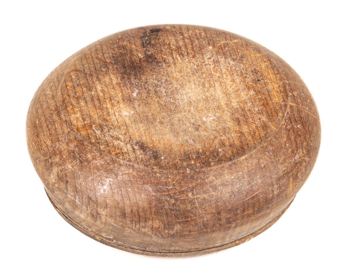 Rakdon av trä, rund liten ask med lock. Tillhör också en  borste med bågformigt skaft av trä.