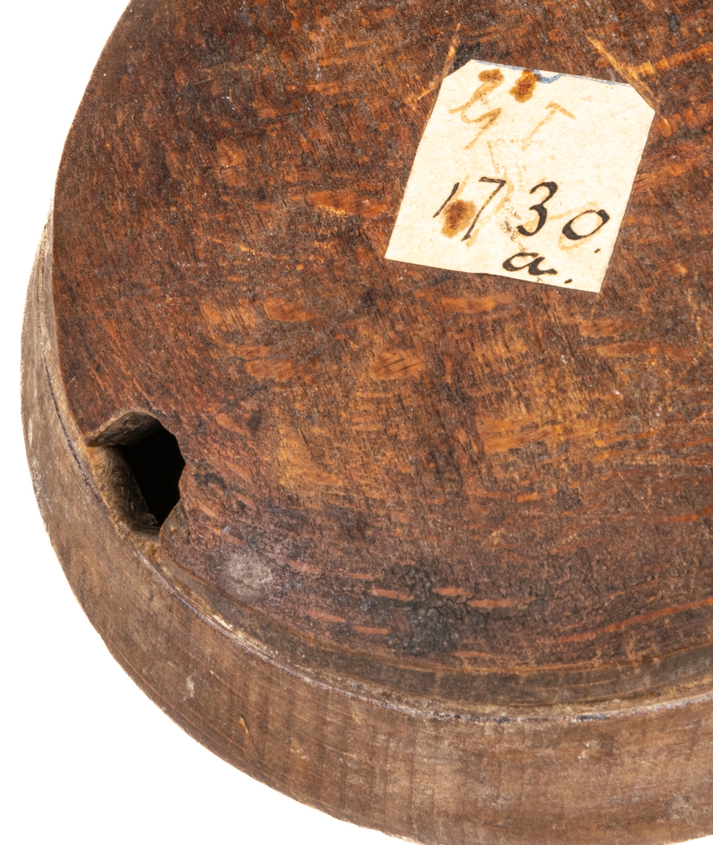 Rakdon av trä, rund liten ask med lock. Tillhör också en  borste med bågformigt skaft av trä.