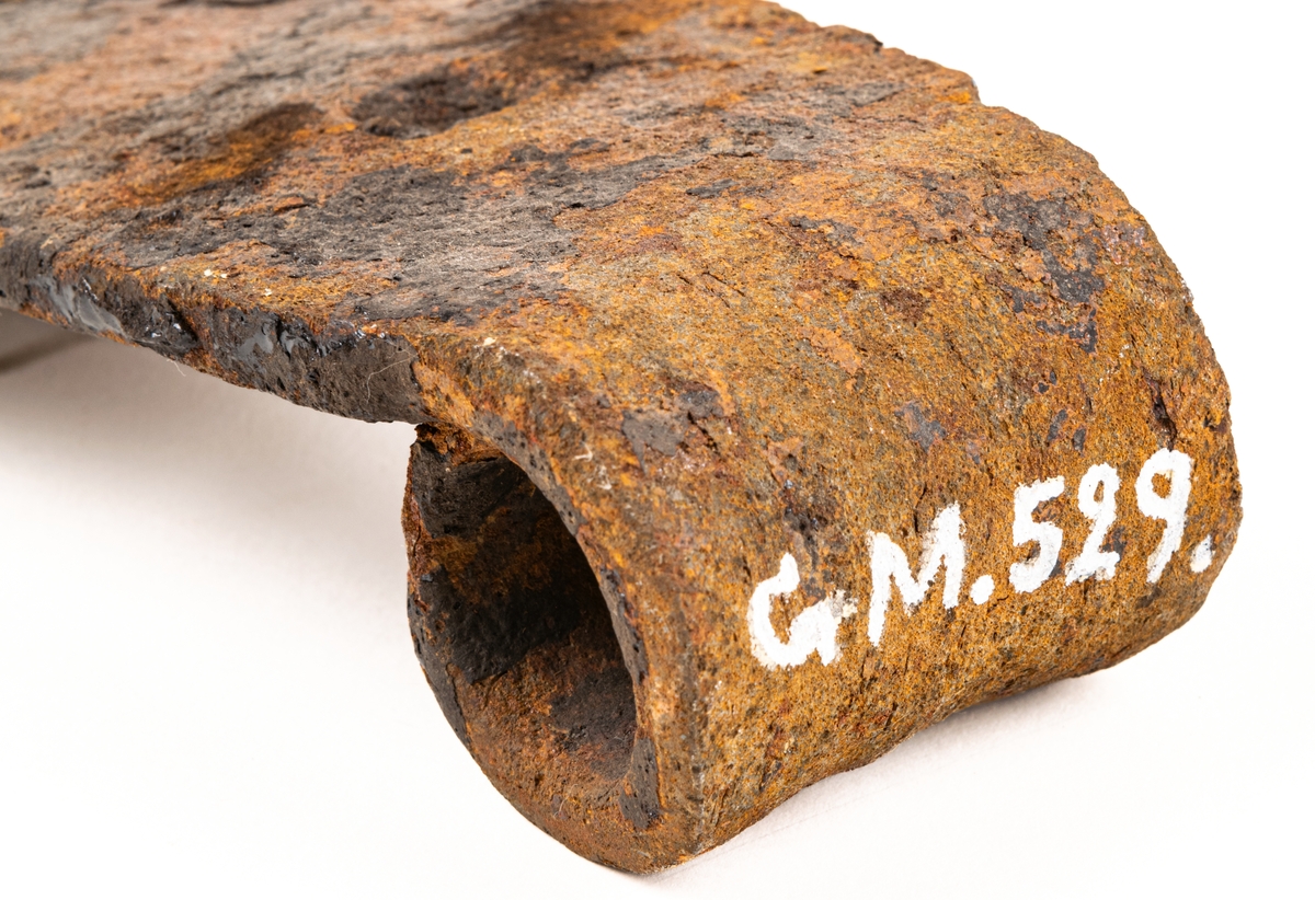 Gångjärn, 2 st, hemsmidda, trekantigt skivformiga.
Längd 22 cm resp. 27 cm, bredd 16 cm resp. 20cm.