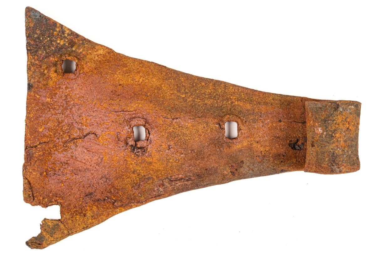 Gångjärn, 2 st, hemsmidda, trekantigt skivformiga.
Längd 22 cm resp. 27 cm, bredd 16 cm resp. 20cm.