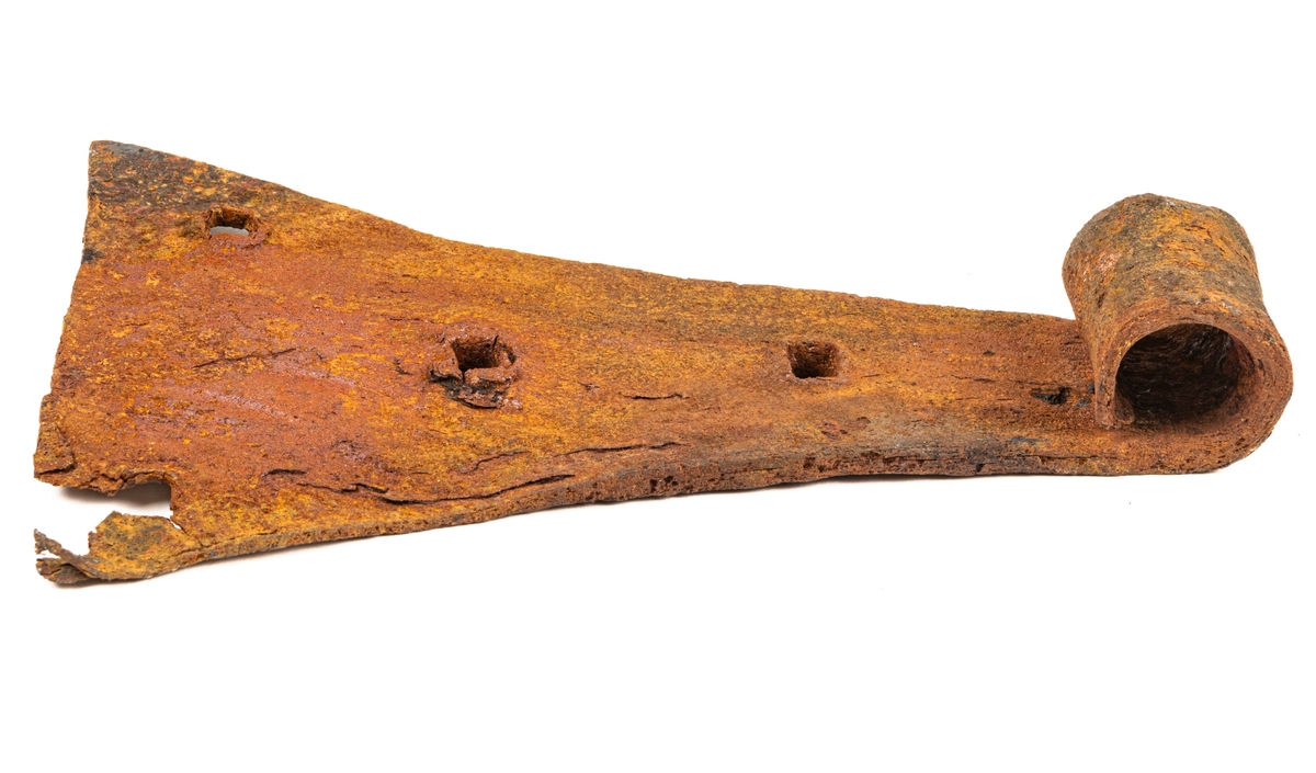 Gångjärn, 2 st, hemsmidda, trekantigt skivformiga.
Längd 22 cm resp. 27 cm, bredd 16 cm resp. 20cm.