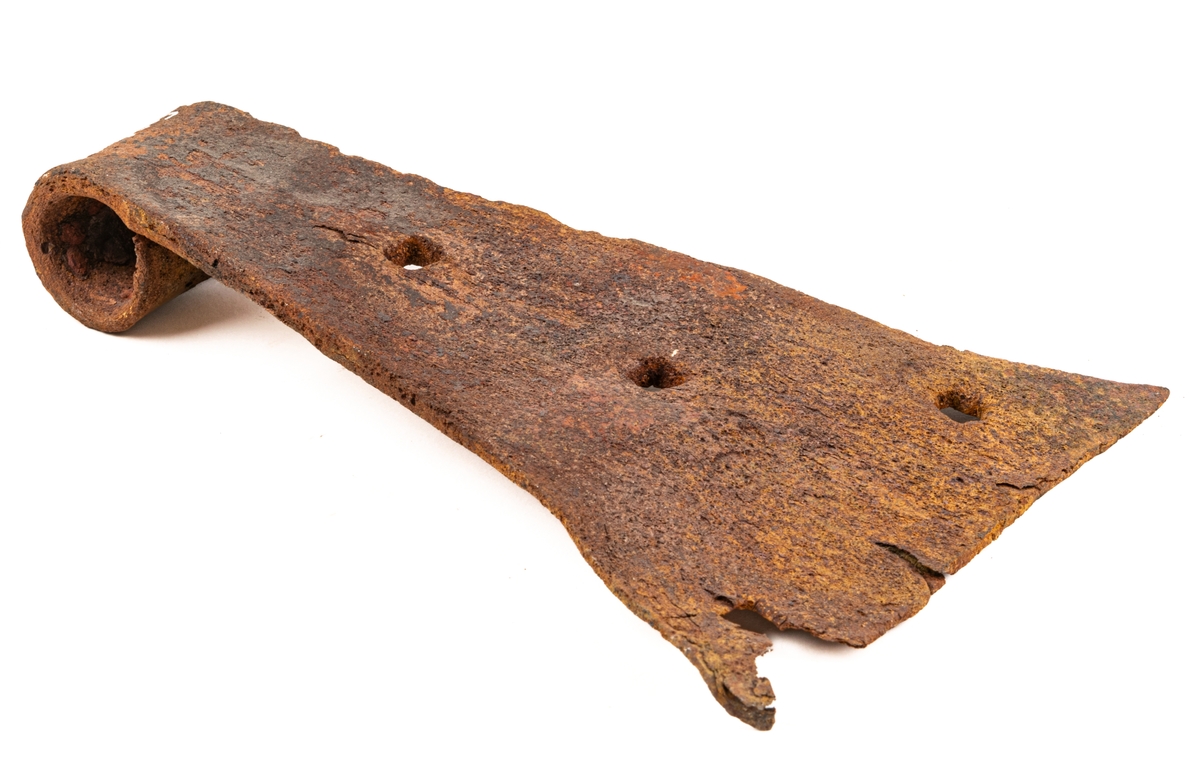 Gångjärn, 2 st, hemsmidda, trekantigt skivformiga.
Längd 22 cm resp. 27 cm, bredd 16 cm resp. 20cm.