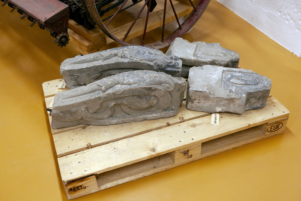 Sex stycken stenar, huggna. Växtliknande ornamentik och geometriska former.