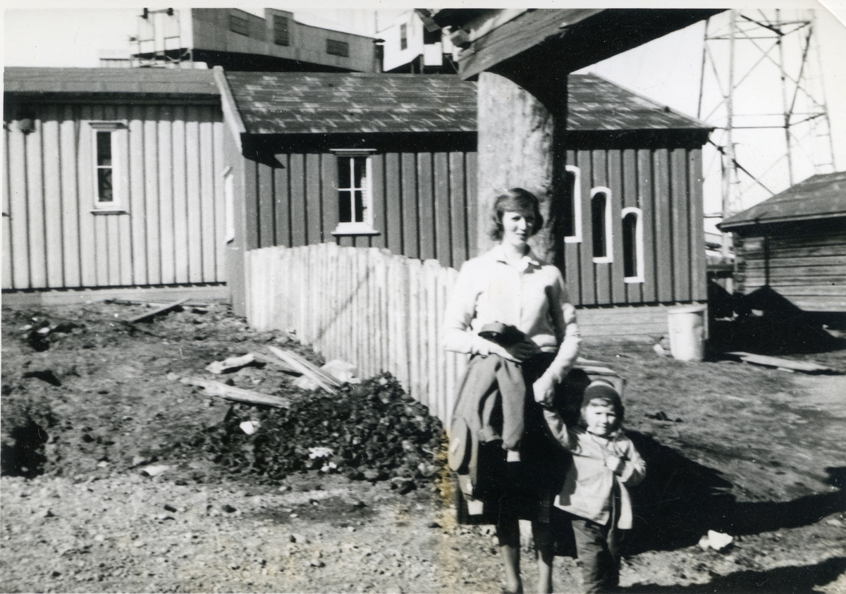 Kvinne med barn i porten til Sysselmannsgården våren 1963.