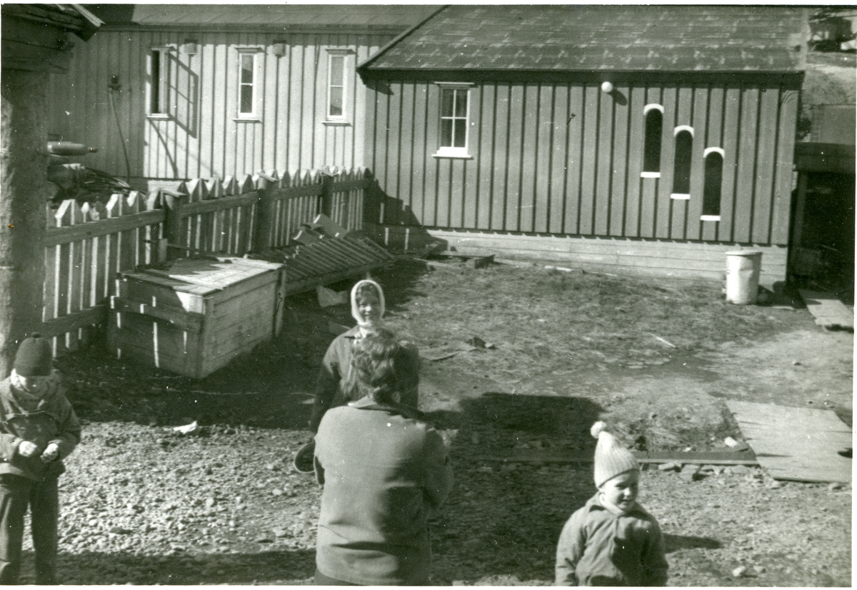 Barn i tunet i Sysselmannsgården, blant andre Peter og Sally Midbøe våren 1963.