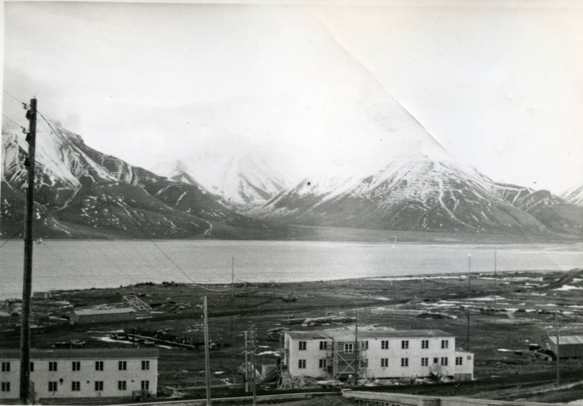 Maskinmessa og maskinbrakka våren 1963. Rørgate i forgrunnen.