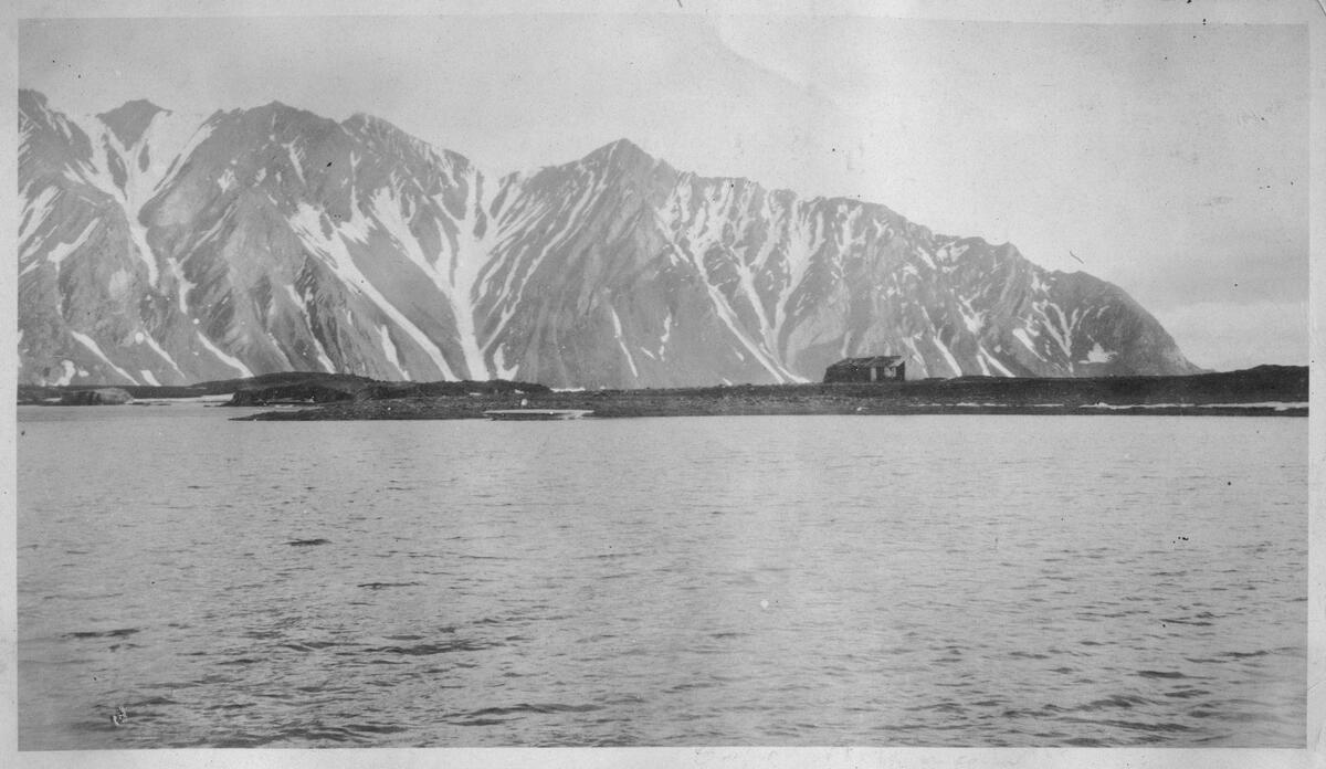 Bohemanneset i Isfjorden. Bilder etter Albert Edwin Nicholls, født i London 1905, død 1981.Emigrerte til Australia i 1969. Nicholls jobbet som ineniør på Svalbard i 1925-26 for Anglo Russian Grumant Company Ltd (ARG co.Ltd)