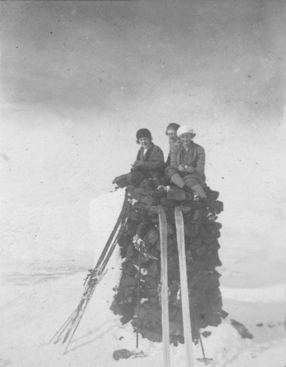 Skitur ved Tromsø. Bilder etter Albert Edwin Nicholls, født i London 1905, død 1981.Emigrerte til Australia i 1969. Nicholls jobbet som ineniør på Svalbard i 1925-26 for Anglo Russian Grumant Company Ltd (ARG co.Ltd)