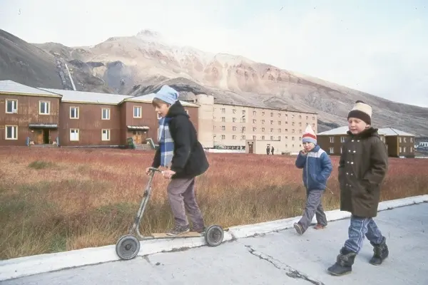 3 barn leker ute. Pyramiden