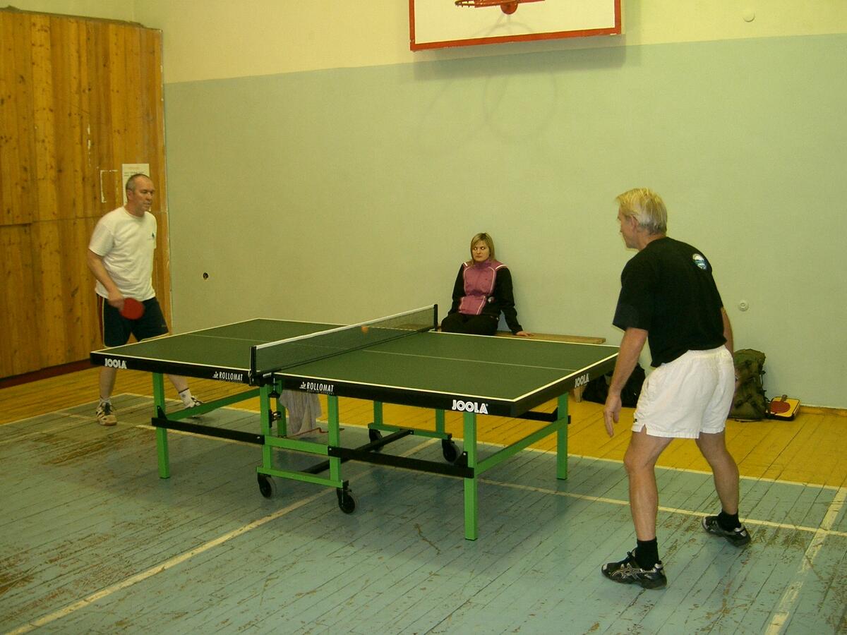 Bordtennisfest i Barentsburg. Sysselmannen Sven Ole Fagernæs spiller med ukjent russer.