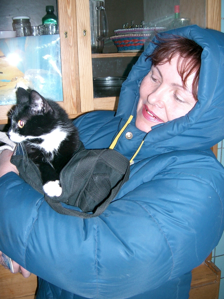 Veterinærtur i Barentsburg. Kvinne med katt.