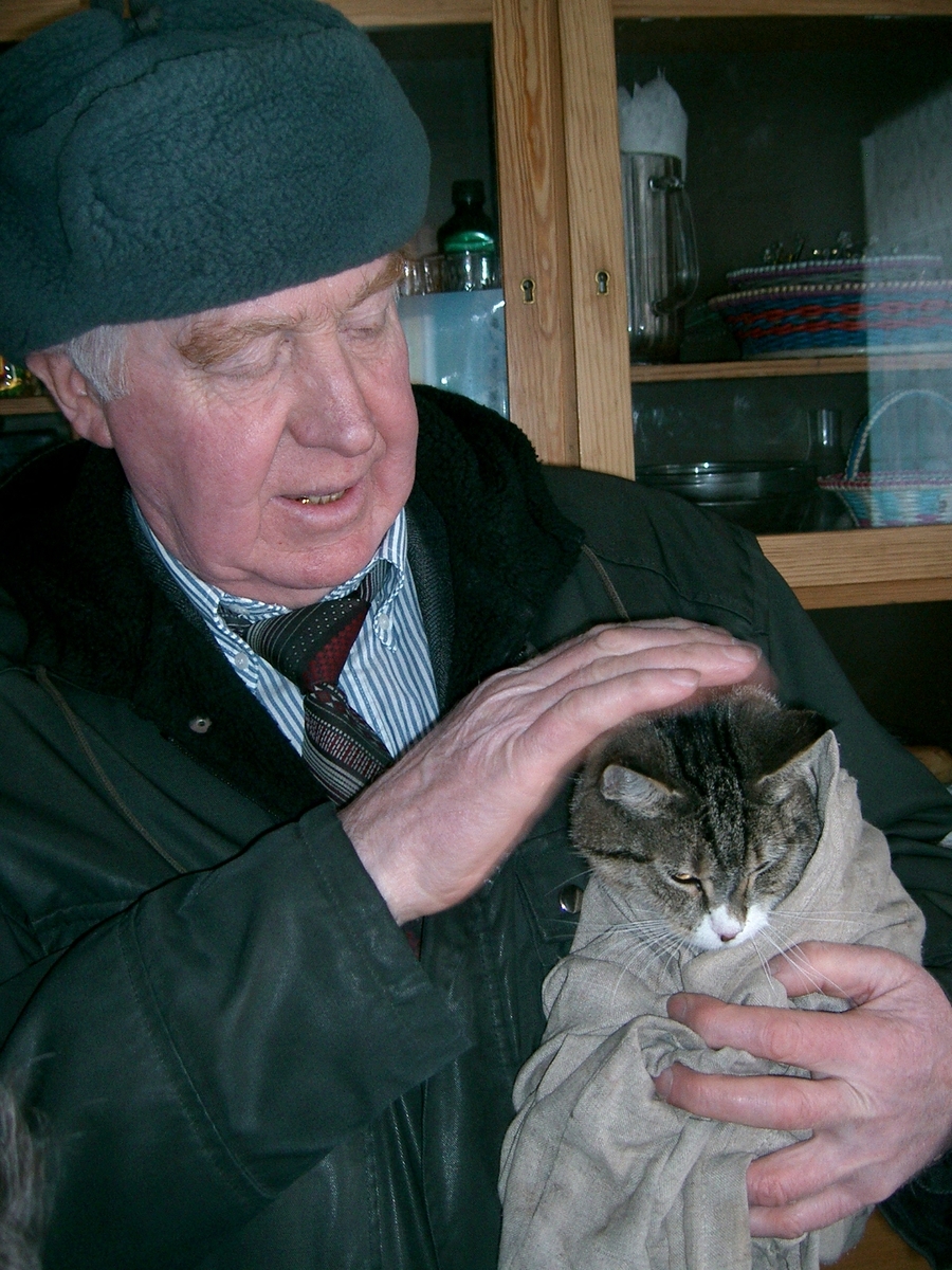 Veterinærtur i Barentsburg. Mann med katt.