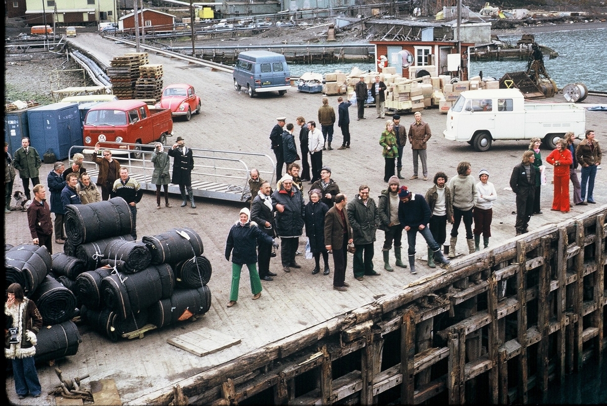 Hurtigruta legger til kai på vei sørgående, etter ha vært til iskanten og Ny-Ålesund. Longyearbyens nye drosje, blå Dodge van står i bakgrunnen. Sandvik nr. 4 til høyre.