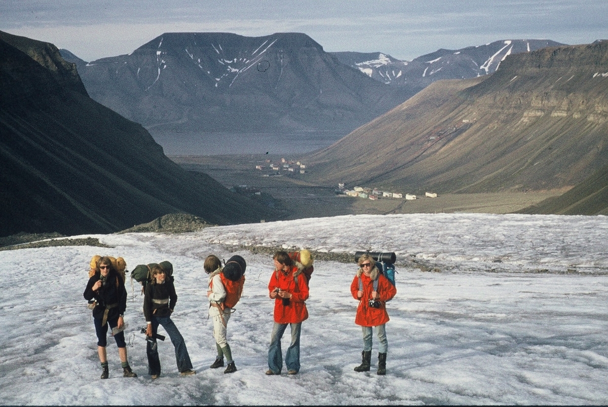 Vår første helgetur. På vei opp Longyearbreen mot passet.