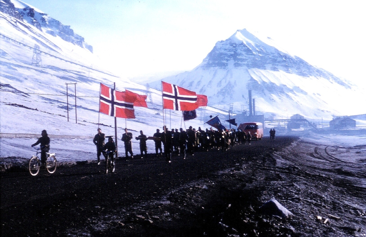 17. mai-toget på tur fra Nybyen. Bilde fra Bjørnar Nilsen, sønn av Johannes Nilsen Støpseth som kom opp i 1948 og var her i 40 år.