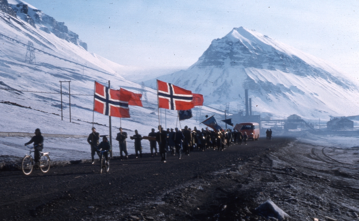 17. mai-toget på tur fra Nybyen. Bilde fra Bjørnar Nilsen, sønn av Johannes Nilsen Støpseth som kom opp i 1948 og var her i 40 år.