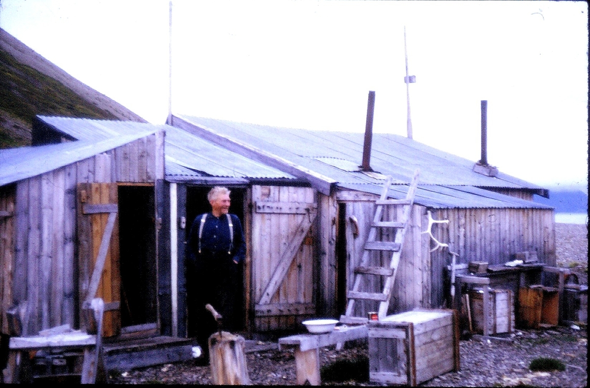 Fangstmann Hilmar Nøis. Bilde fra Bjørnar Nilsen, sønn av Johannes Nilsen Støpseth som kom opp i 1948 og var her i 40 år.