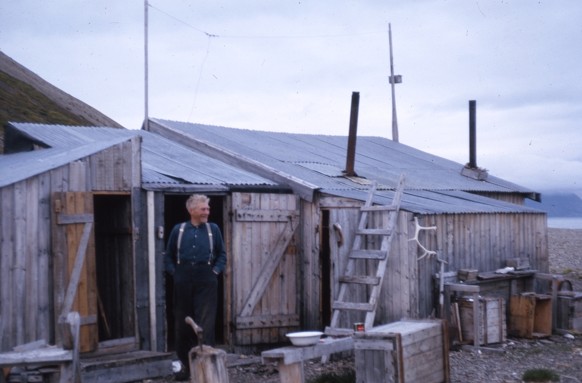 Fangstmann Hilmar Nøis. Bilde fra Bjørnar Nilsen, sønn av Johannes Nilsen Støpseth som kom opp i 1948 og var her i 40 år.