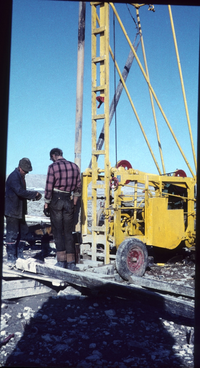 Bilder fra Marianne Gjørv. Faren,Odd E. Gjørv hadde sommerjobb for Norsk Polarnavigasjon(oljeleting) sommeren 1961.Installasjon av oljeboringsrigg på Kvadehuken.