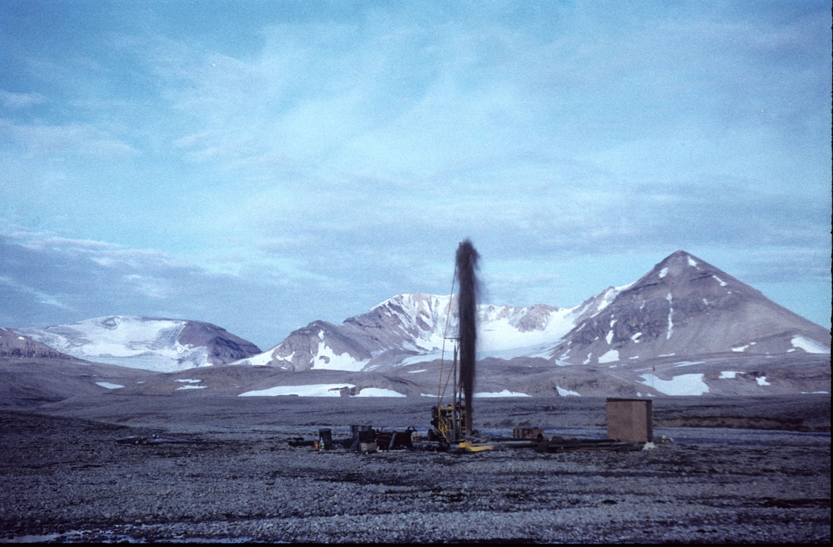 Bilder fra Marianne Gjørv. Faren,Odd E. Gjørv hadde sommerjobb for Norsk Polarnavigasjon(oljeleting) sommeren 1961.Installasjon av oljeboringsrigg på Kvadehuken.