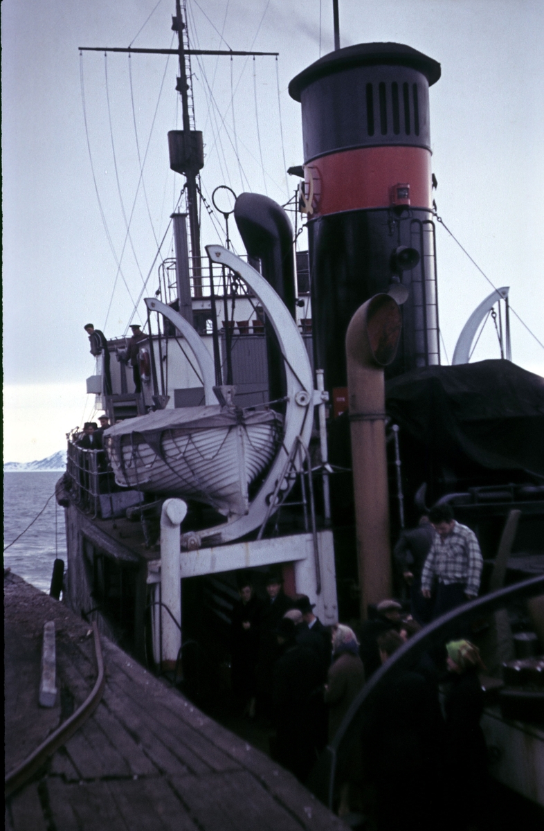 Bilder fra Marianne Gjørv. Faren,Odd E. Gjørv hadde sommerjobb for Norsk Polarnavigasjon(oljeleting) sommeren 1961. Ny-Ålesund, utvekslingsbesøk fra Barentsburg.