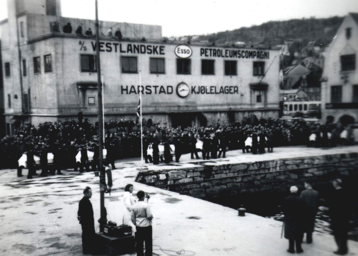 Bilde fra Richard Grefstads samling.Han kom til Kings Bay i 1947 og bodde  sammen med sine foreldre Ola(f. 1902) og Ragna(f. 1905) samt søsteren Inger(f. 1905) som ble gift med Erling Holte(f. 1925). Gruveulykken 4. desember 1948. Bårene med de omkomne ankommer Harstad