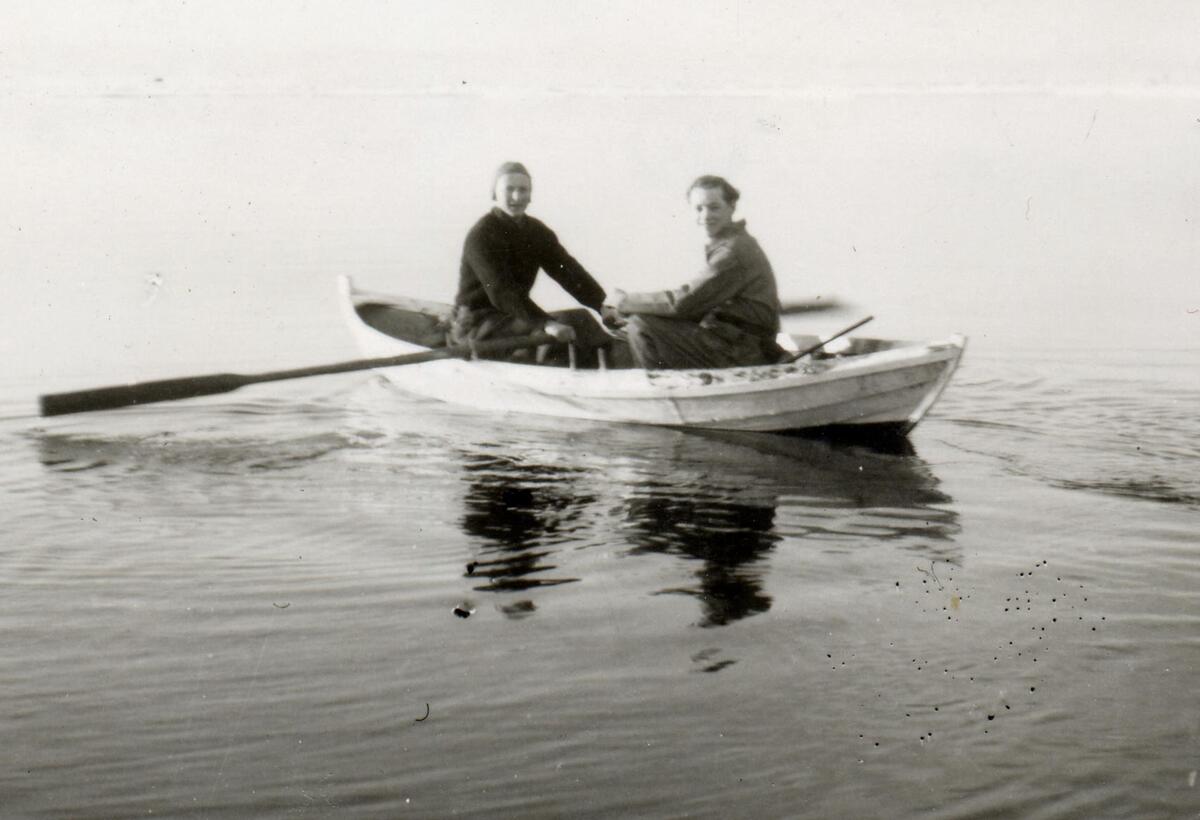 Bilde fra Richard Grefstads samling.Han kom til Kings Bay i 1947 og bodde  sammen med sine foreldre Ola(f. 1902) og Ragna(f. 1905) samt søsteren Inger(f. 1905) som ble gift med Erling Holte(f. 1925). To personer i robåt på Kongsfjorden