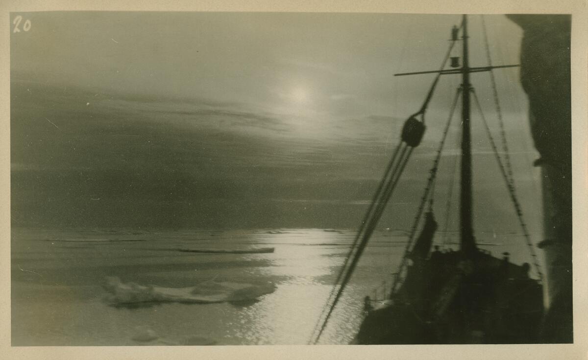 Båt i isen. Bildet er del av fotoalbum: SVB 2668 Louis Torjusen arbeidet på lageret og var også organist i kirken samt dirigent for mannskoret i 3 år fra 1924