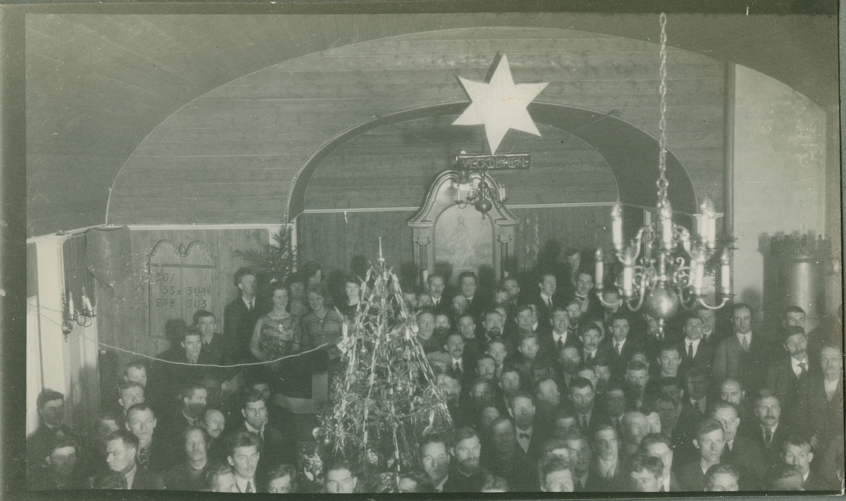 Samling av folk i  Vår Frelsers Kirke på Spitsbergen Bildet er del av fotoalbum: SVB 2668 Louis Torjusen arbeidet på lageret og var også organist i kirken samt dirigent for mannskoret i 3 år fra 1924