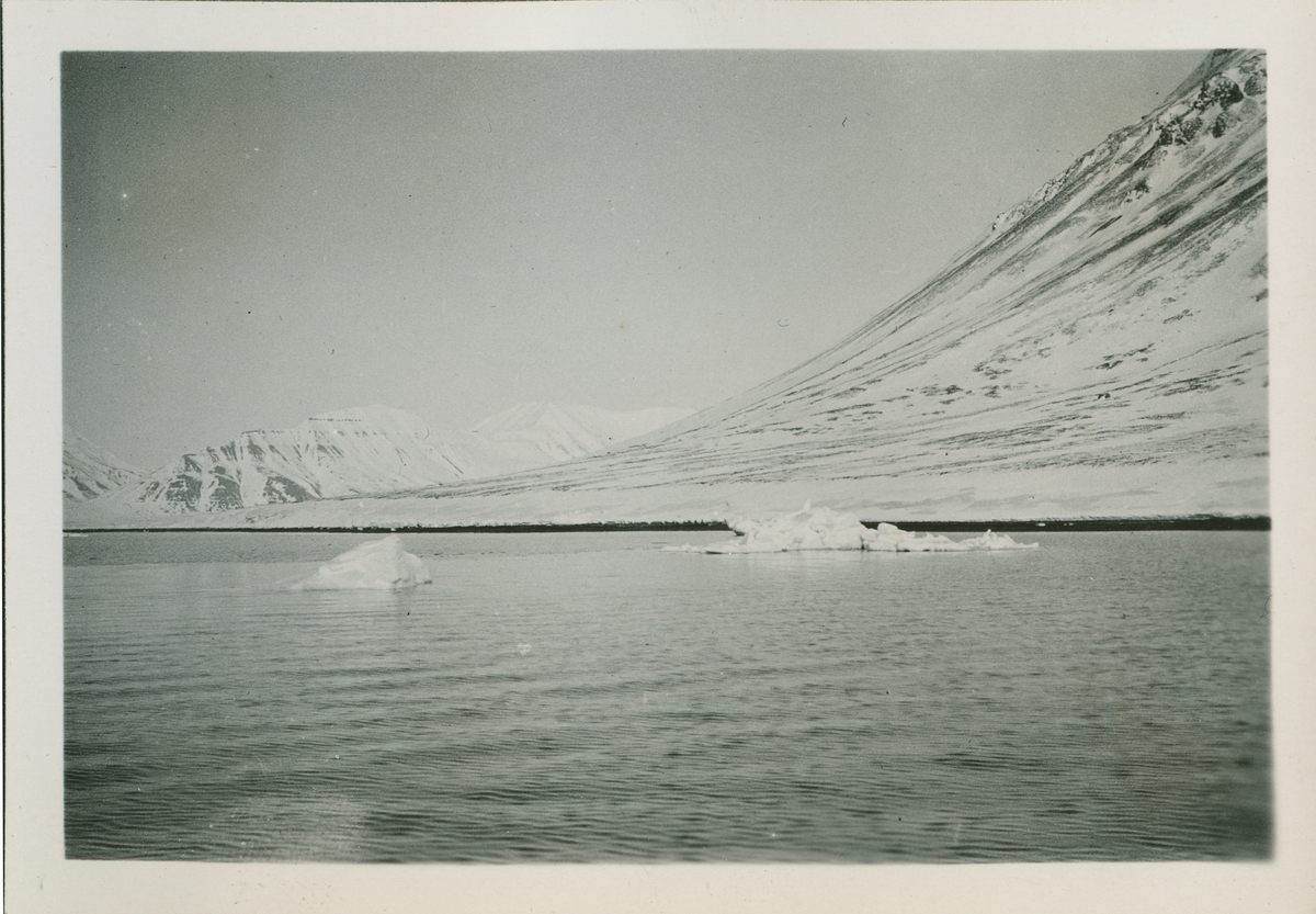 Is i fjorden. Bildet er del av fotoalbum: SVB 2668 Louis Torjusen arbeidet på lageret og var også organist i kirken samt dirigent for mannskoret i 3 år fra 1924