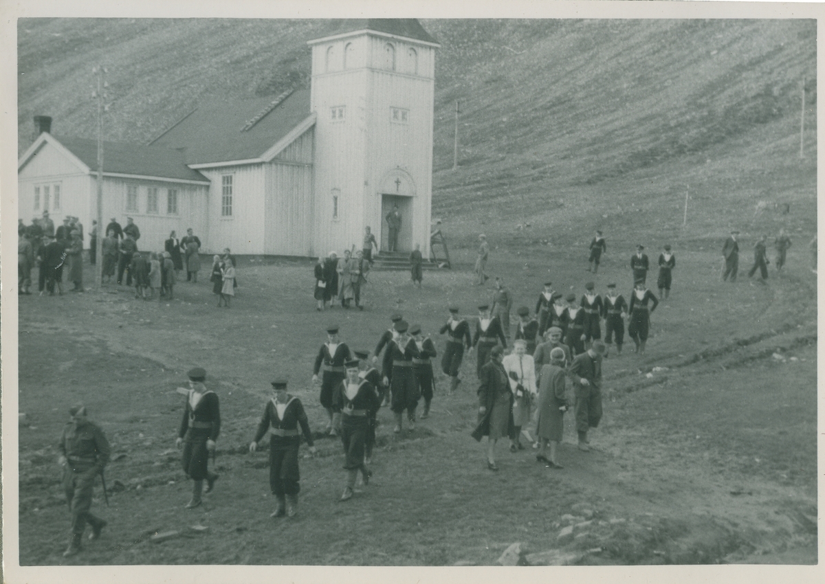 Evakueringen 02.09.1941. Bildet er del av fotoalbum: SVB 2668. Marinegaster, millitære og innbyggere. Louis Torjusen arbeidet på lageret og var også organist i kirken samt dirigent for mannskoret i 3 år fra 1924