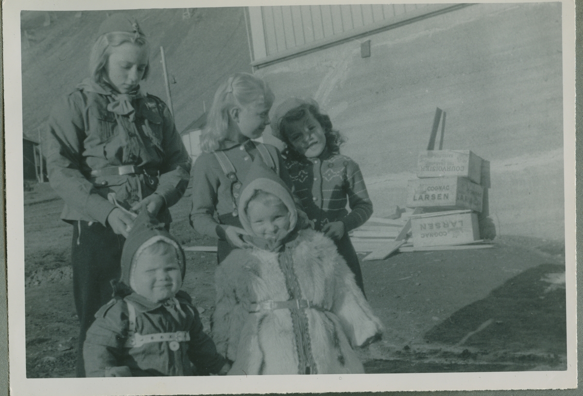 Evakueringen 02.09.1941.  Bildet er del av fotoalbum: SVB 2668.På blidet: Usikker identifisering: Ingelin Westeren. Borghild K. Kari Torjusen, Kirsti Louis Torjusen arbeidet på lageret og var også organist i kirken samt dirigent for mannskoret i 3 år fra 1924