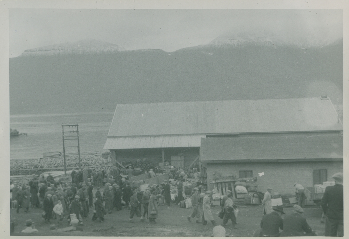 Evakueringen 02.09.1941.  Bildet er del av fotoalbum: SVB 2668. Gamlekaien, kjøkken og lager 1. Louis Torjusen arbeidet på lageret og var også organist i kirken samt dirigent for mannskoret i 3 år fra 1924